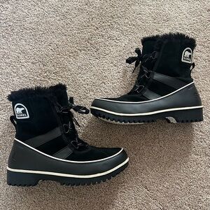 Sorel Tivoli II Snow Boot in Black And White Suede